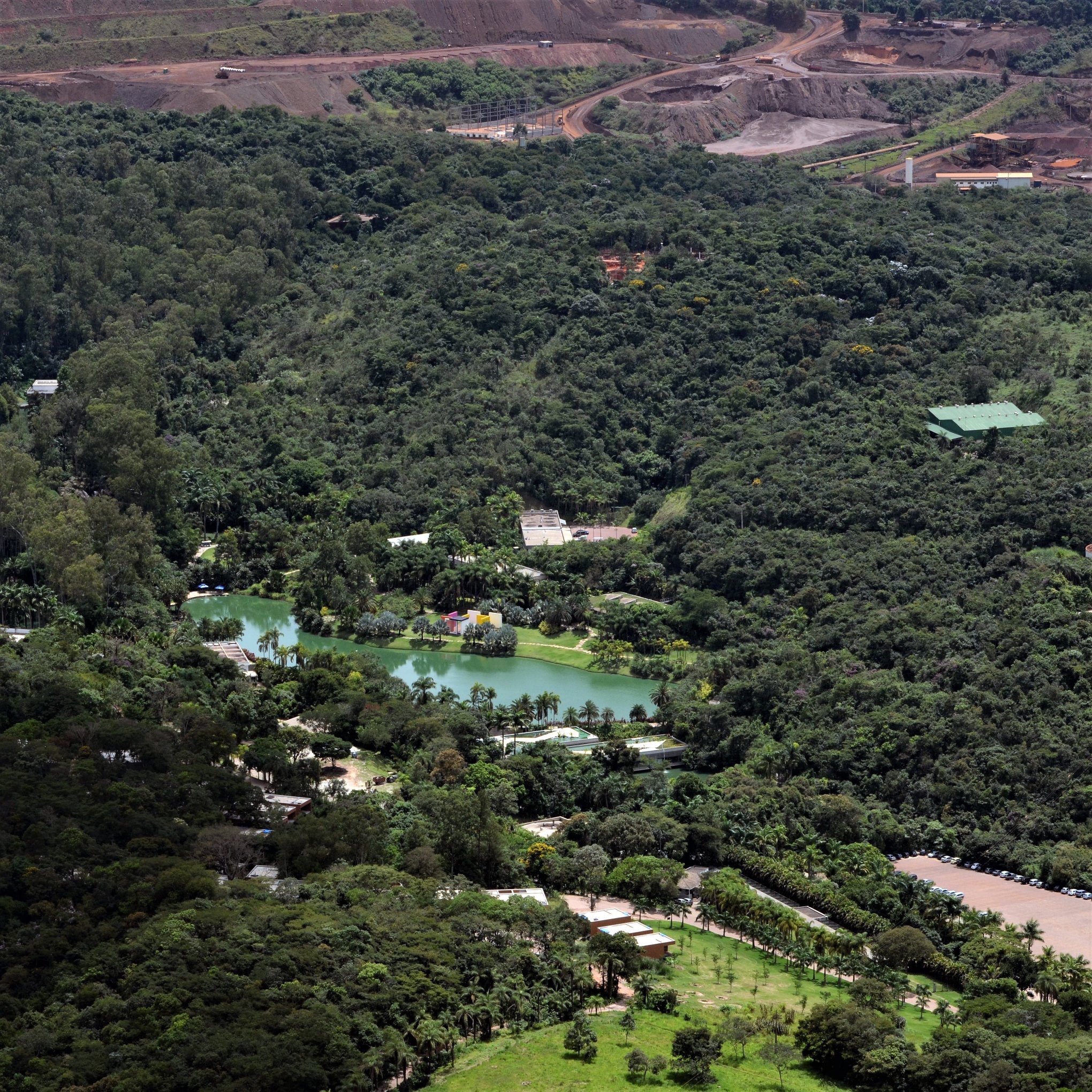 © Foto de Fernando Rabelo. No alto, a Ferrous Esperança Mineradora extrai o minério, ao lado do Instituto Inhotim. Brumadinho, 2014. Revendo meus arquivos pessoais encontrei esta foto de Instituto Inhotim, quando sobrevoei de ultraleve a região de Brumadinho para realização do meu livro “Cores e Luzes de Belo Horizonte”. Na foto vemos a área do maior museu aberto do mundo. O que poucos sabem é que a Ferrous Esperança Mineradora explora o minério sem cessar, bem ao lado de Inhotim.
